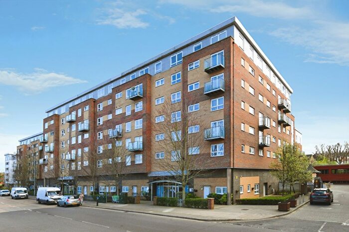 2 Bedroom Flat For Sale In Cherrydown East, Basildon, Essex, SS16
