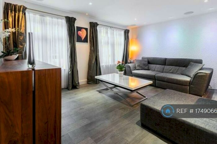 2 Bedroom Flat To Rent In The Cobalt Building, London, EC2Y