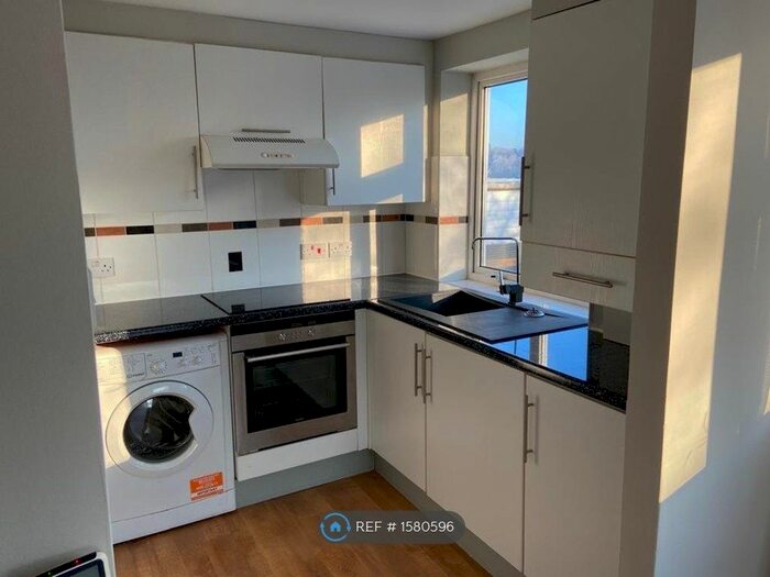 1 Bedroom Flat To Rent In Pheasant Close, Berkhamsted, HP4