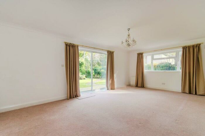 2 Bedroom Flat To Rent In Nugents Park, Hatch End, Pinner, HA5