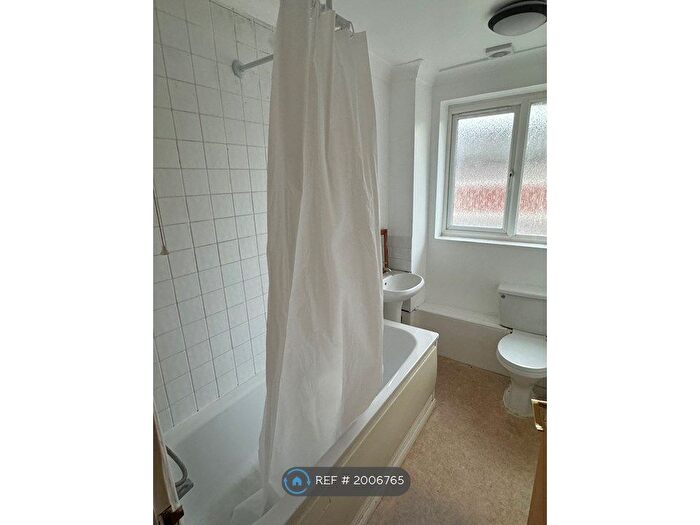 3 Bedroom Flat To Rent In Silkdale Close, Oxford, OX4