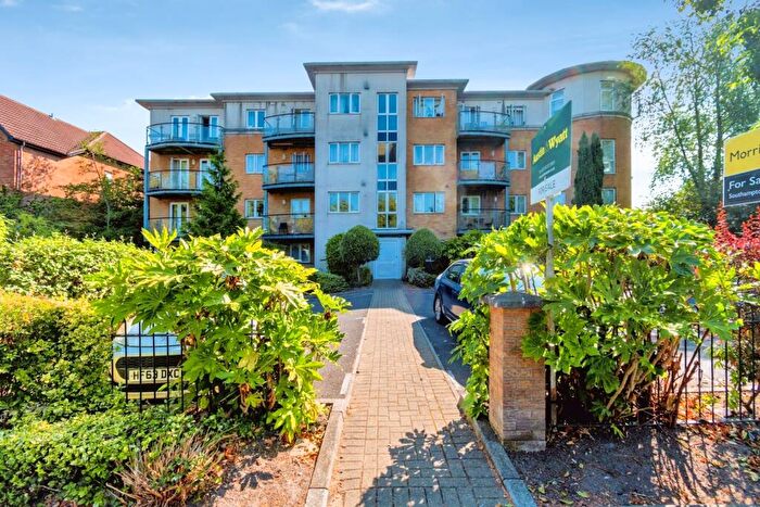 2 Bedroom Flat For Sale In Hill Lane, Southampton, Hampshire, SO15
