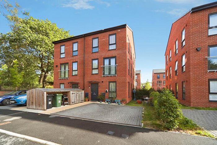 2 Bedroom Town House For Sale In Copper Beech Court, Leeds, LS16
