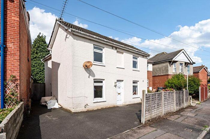 6 Bedroom Detached House To Rent In Luxury Student Cottage, Refurbished, BH9