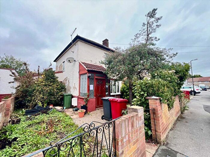 3 Bedroom Semi-detached House For Sale In Beresford Avenue, Slough, SL2