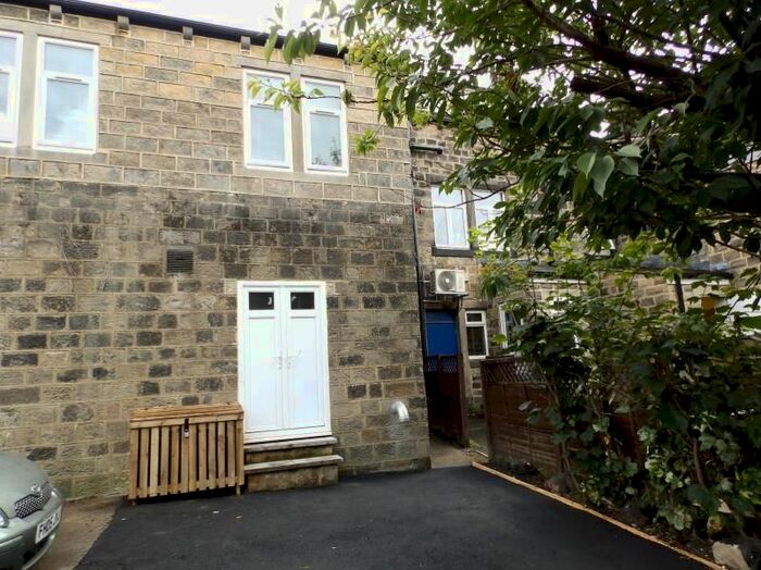 2 Bedroom Flat To Rent In Town Street, Horsforth, West Yorkshire, LS18