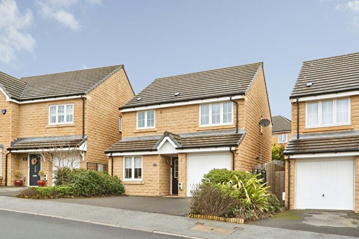 3 Bedroom Detached House For Sale In Dobson Rise, Bradford, BD10