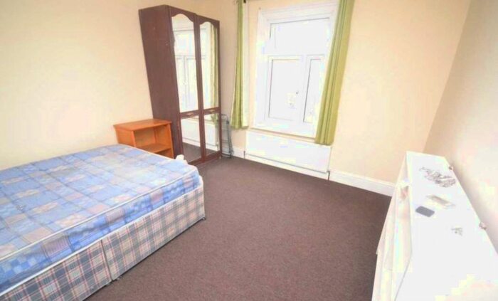 5 Bedroom Semi-Detached House To Rent In Talfourd Avenue, Reading, Berkshire, RG6