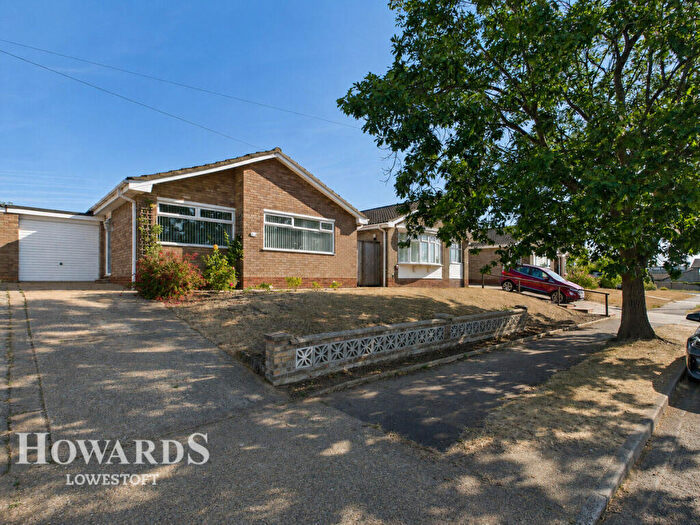 3 Bedroom Detached Bungalow For Sale In Tunstall Drive, Lowestoft, NR32