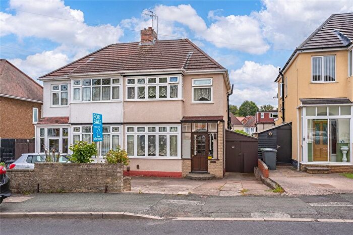 3 Bedroom Semi-detached House For Sale In Lynton Avenue, Claregate/Aldersley, Wolverhampton, West Midlands, WV6