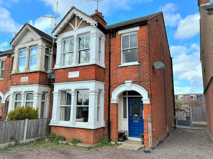 3 Bedroom End Of Terrace House To Rent In Woodman Road, Brentwood, Essex, CM14