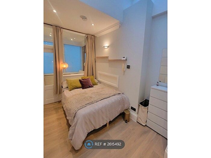 Studio To Rent In Hornsey Road, London, N19