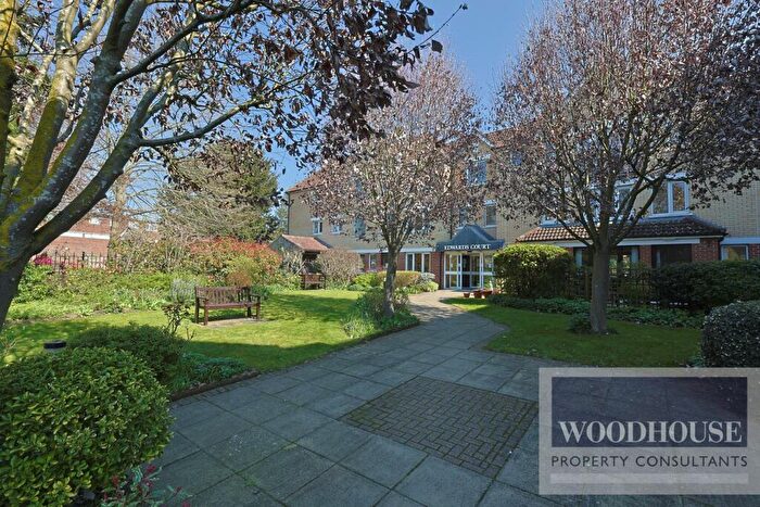 1 Bedroom Apartment For Sale In Turners Hill, Cheshunt, EN8