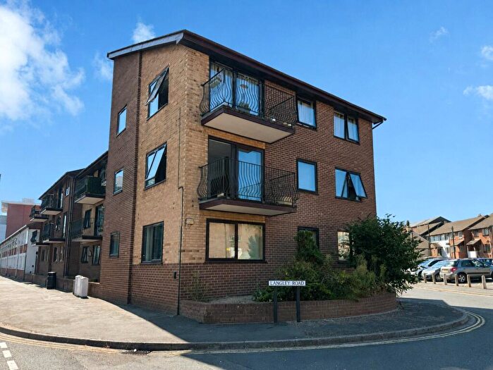 2 Bedroom Flat To Rent In Medina Road, Cowes, Isle Of Wight, PO31