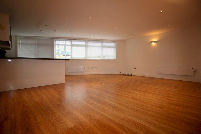 2 Bedroom Flat To Rent In Oak Road, Leatherhead, KT22