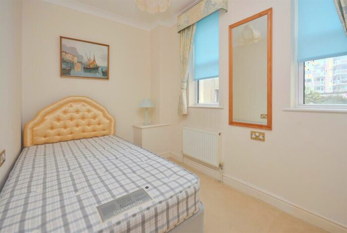 2 Bedroom Flat For Sale In Wilmington Square, Eastbourne, BN21