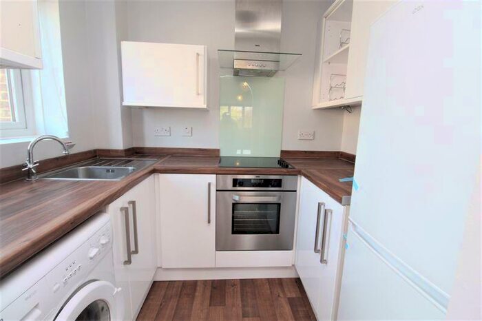 1 Bedroom Flat To Rent In Tennyson Close, Enfield, EN3