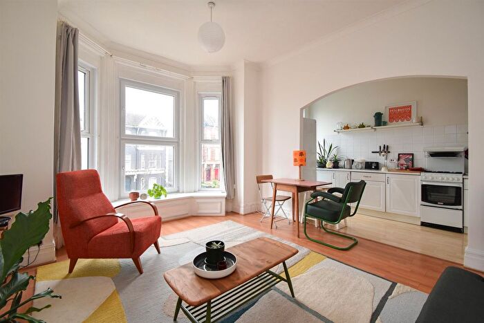 1 Bedroom Flat For Sale In Priory Avenue, Hastings, TN34