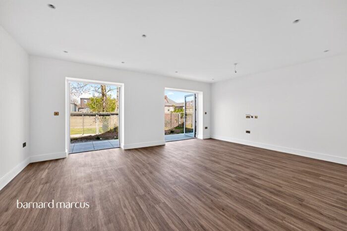 3 Bedroom Semi Detached House For Sale In Station Road, New Barnet, EN5