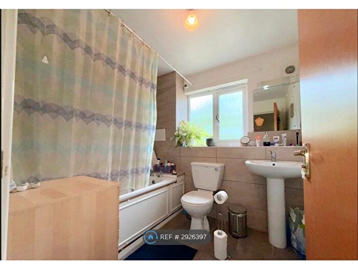 2 Bedroom Flat To Rent In Ramsey Court, London, SW15
