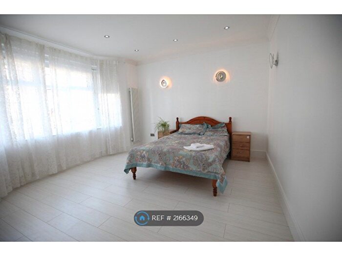 3 Bedroom Flat To Rent In Ground Floor, London, NW11