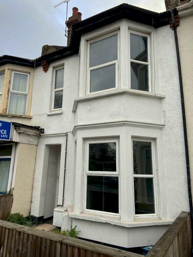 2 Bedroom Flat To Rent In East Street, Southend-On-Sea, Essex, SS2