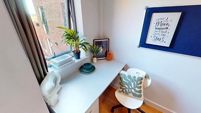 5 Bedroom Flat To Rent In Queensland Place Student Accommodation, L7