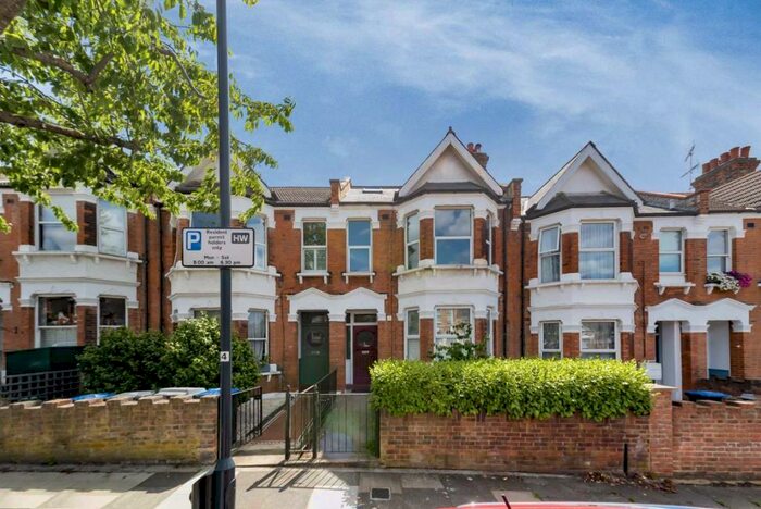 4 Bedroom Flat To Rent In Ridley Road, Kensal Rise, NW10