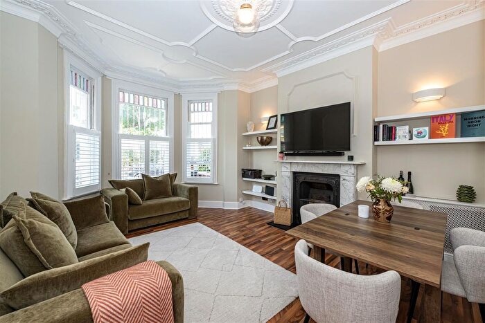 2 Bedroom Flat To Rent In Lime Grove, Shepherds Bush, W12