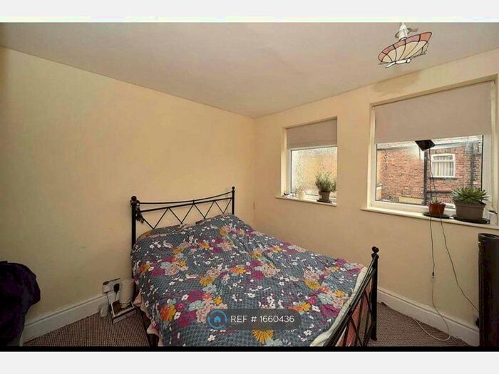5 Bedroom Terraced House To Rent In Hurdsfield Road, Macclesfield, SK10