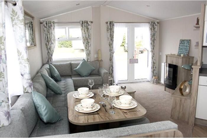 3 Bedroom Mobile/park Home For Sale In Main Road, Ventnor, PO38