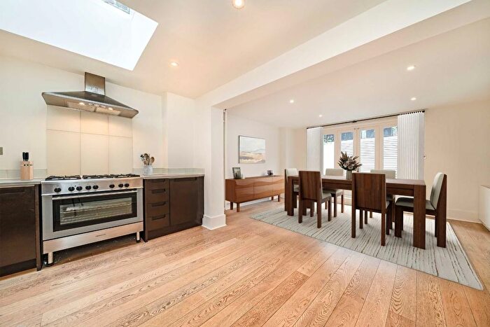 2 Bedroom Maisonette To Rent In Portobello Road, Notting Hill, W11