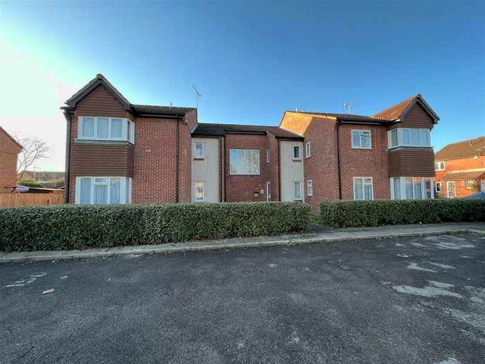 Flat To Rent In Lowdell Close, Yiewsley, West Drayton, UB7