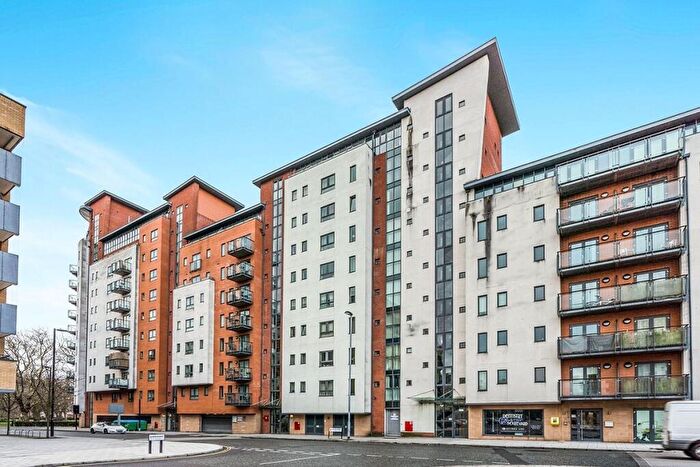 2 Bedroom Flat To Rent In Orchard Place, Southampton, SO14