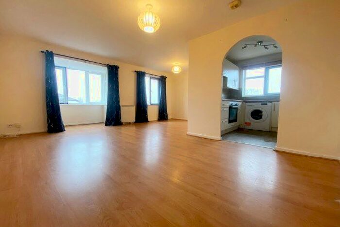 2 Bedroom Flat To Rent In Oak Apple Court, London, SE12