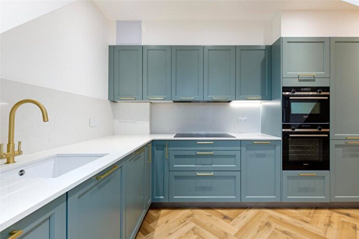 2 Bedroom Flat To Rent In Fairmile Lane, Cobham, Surrey, KT11