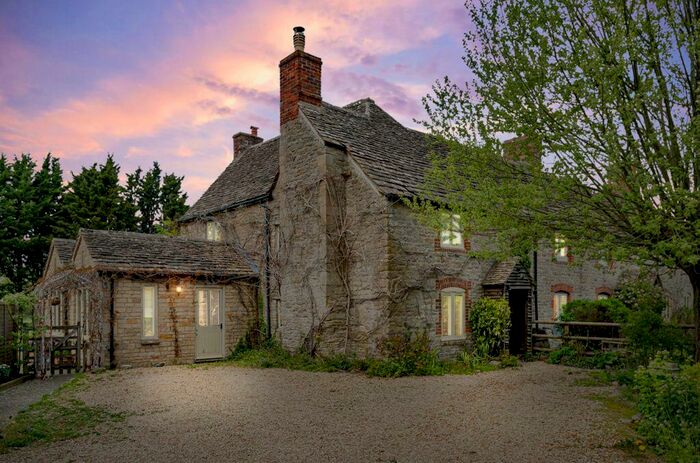 3 Bedroom Cottage For Sale In North East Water Eaton, Swindon, SN6