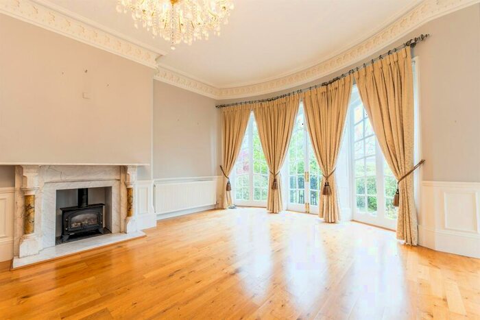 3 Bedroom Apartment To Rent In Park Drive, The Park, Nottingham, NG7