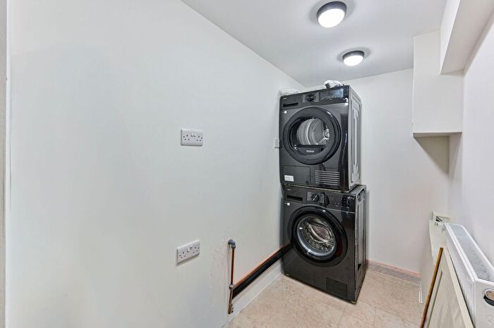 2 Bedroom Flat To Rent In Uxbridge Road, Shepherd's Bush, London, W12
