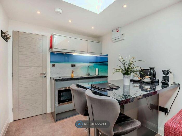 1 Bedroom Detached House To Rent In River Way, Christchurch, BH23