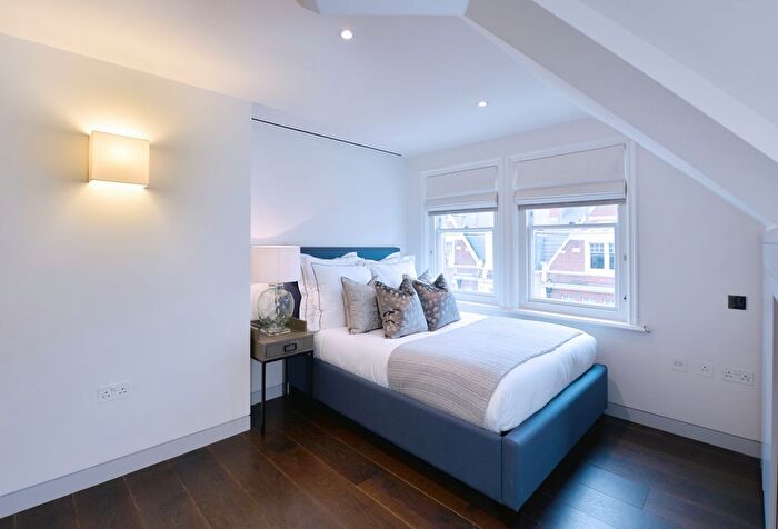2 Bedroom Flat To Rent In Duke Street, Mayfair, London, W1K