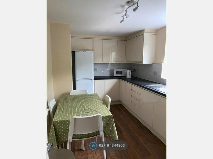 4 Bedroom Semi-Detached House To Rent In Indells, Hatfield, AL10