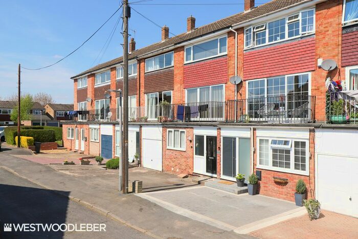 4 Bedroom Town House To Rent In Yewlands Drive, High Street, EN11