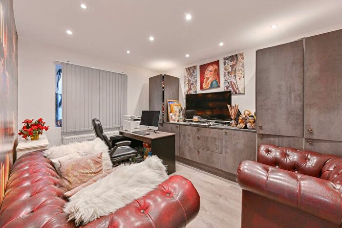 5 Bedroom End Of Terrace House For Sale In Cherry Garth, Brentford, TW8