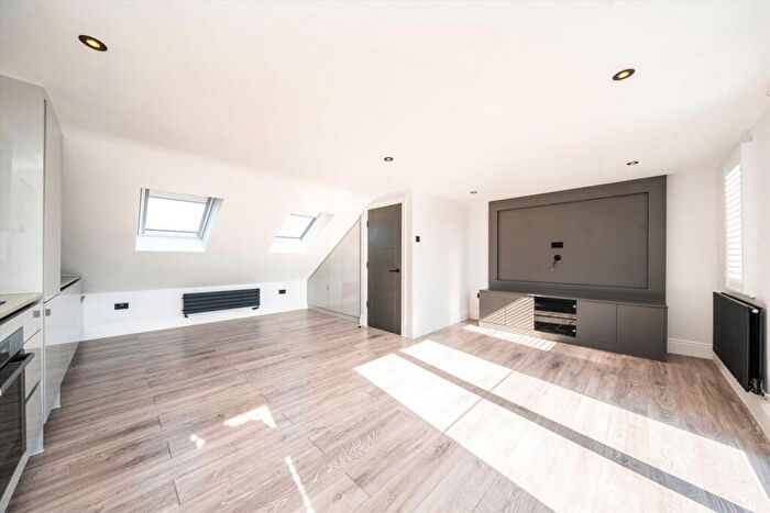 1 Bedroom Flat For Sale In Streatham Road, Tooting, CR4