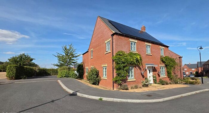 4 Bedroom Detached House For Sale In Talbot Close, Brackley, NN13