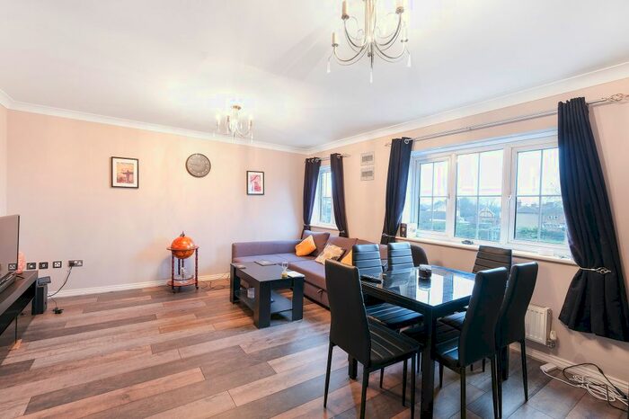 2 Bedroom Flat To Rent In Gidea Park, Romford RM2