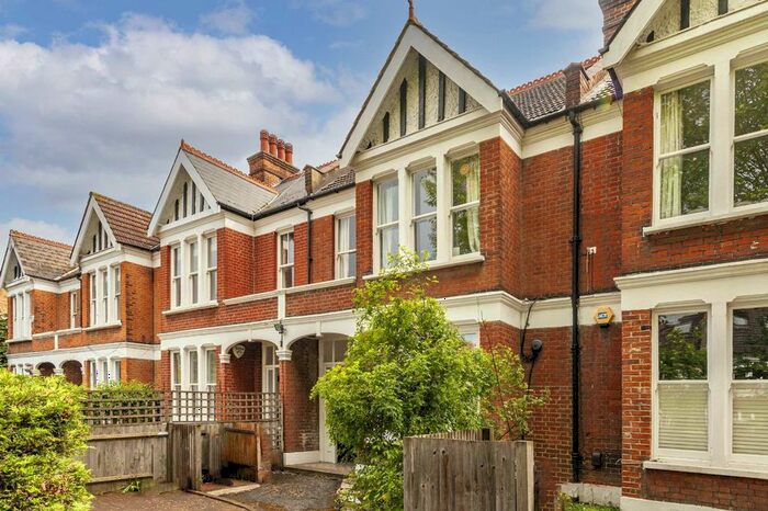 3 Bedroom Flat To Rent In Park Hill, London, SW4