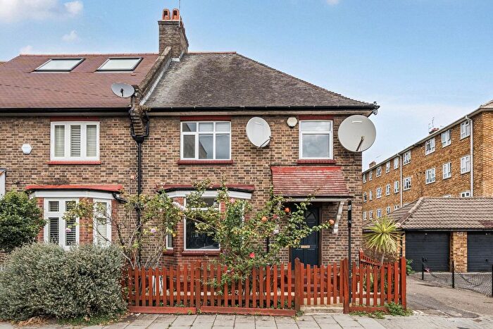 3 Bedroom End Of Terrace House For Sale In Cancell Road, London, SW9