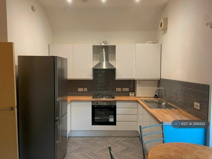 2 Bedroom Flat To Rent In Alexandra Park House, Manchester, M16